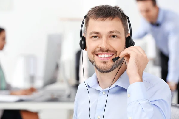 Masculino gerente de consultoria com fone de ouvido no escritório — Fotografia de Stock