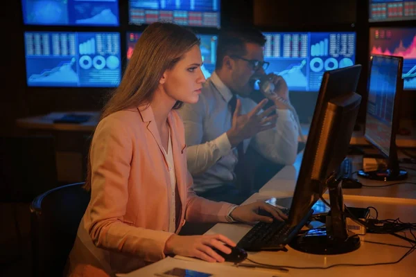 Ofiste çalışan hisse senedi yatırımcılarına