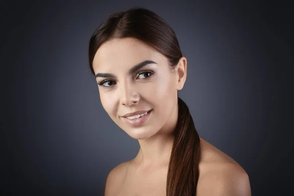 Schöne junge Frau mit Wimpernverlängerungen auf grauem Hintergrund — Stockfoto