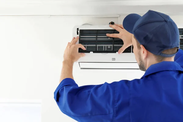 Technician repairing air conditioner — Stock Photo, Image