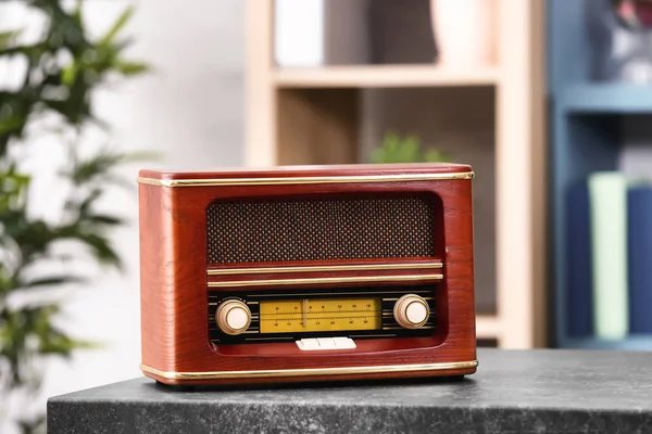 Receptor de rádio elegante na mesa de escritório — Fotografia de Stock