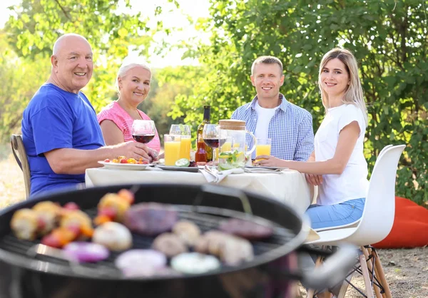 Familia feliz teniendo fiesta barbacoa al aire libre —  Fotos de Stock