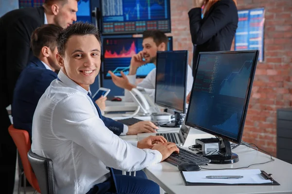 Les négociants en actions travaillant dans le bureau — Photo