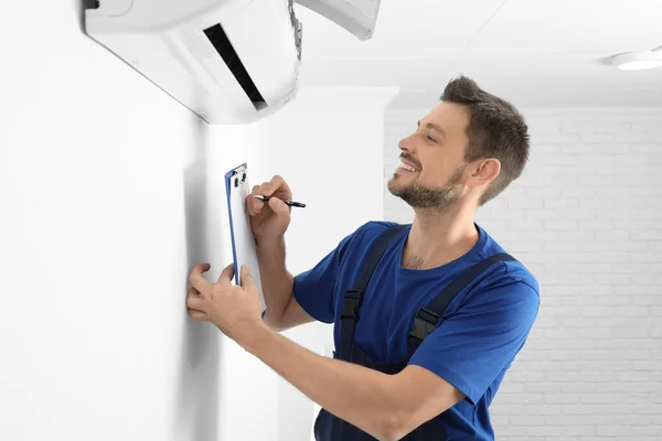 Technician checking air conditioner — Stock Photo, Image