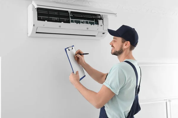 Technician checking air conditioner — Stock Photo, Image