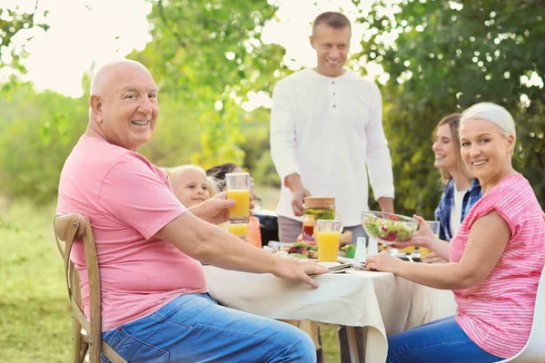 Familia feliz teniendo fiesta barbacoa al aire libre —  Fotos de Stock