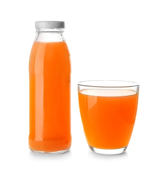Botol dan kaca dengan jus di latar belakang putih — Stok Foto