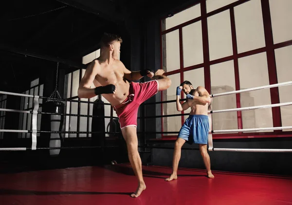 Jovens kickboxers profissionais — Fotografia de Stock