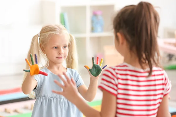 Sevimli Küçük Kız Anaokulunda Boyalı Ellerle — Stok fotoğraf