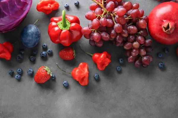 Zusammensetzung verschiedener Obst- und Gemüsesorten auf grauem Hintergrund — Stockfoto