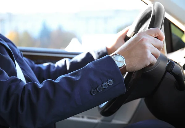 Homem de uso formal carro de condução — Fotografia de Stock