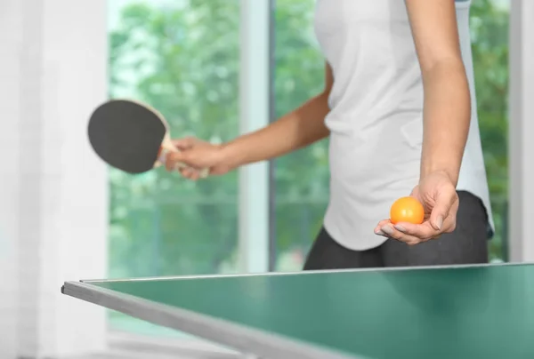 Жінка грає в настільний теніс в приміщенні — стокове фото