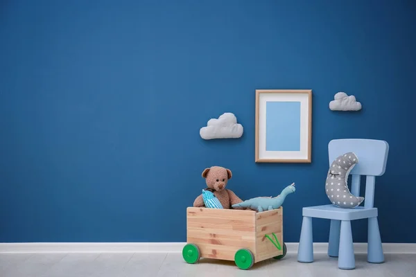 Camera per bambini con parete di colore brillante, dettagli interni — Foto Stock