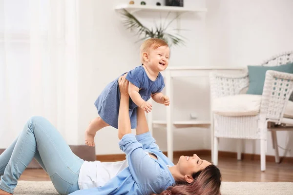 Ibu muda dengan bayi di rumah — Stok Foto