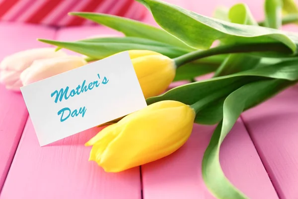 Blommor med kort för mors dag på träbord — Stockfoto