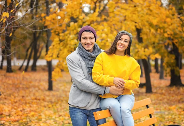 Jovem casal no parque no dia de outono — Fotografia de Stock