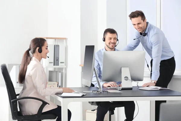 Gerentes de consultoría con auriculares en oficina —  Fotos de Stock