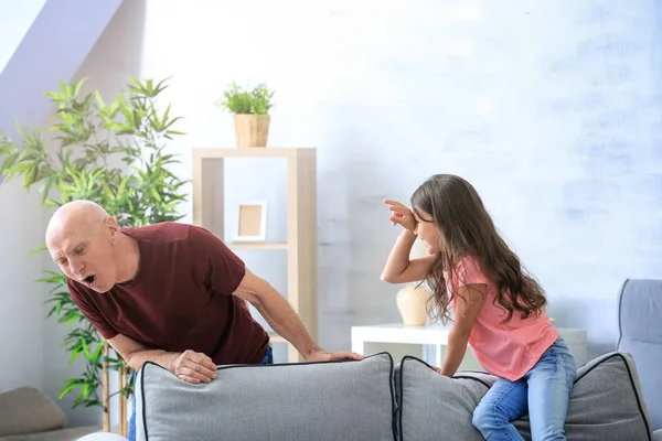 Hombre mayor con su nieta — Foto de Stock