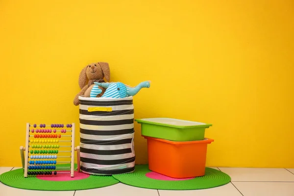 Camera per bambini con parete di colore brillante, dettagli interni — Foto Stock