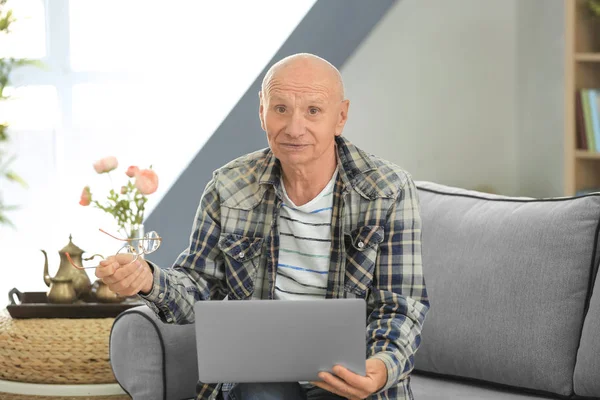 Старший человек с ноутбуком — стоковое фото
