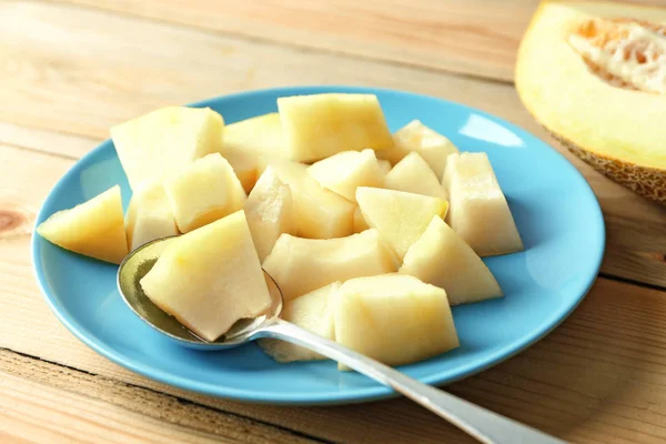 Piatto con melone gustoso sul tavolo di legno — Foto Stock