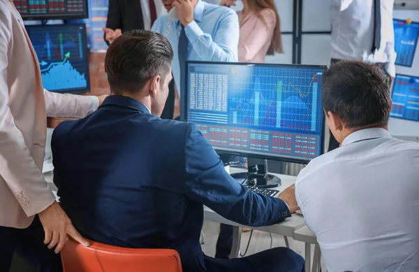 Les négociants en actions travaillant dans le bureau — Photo