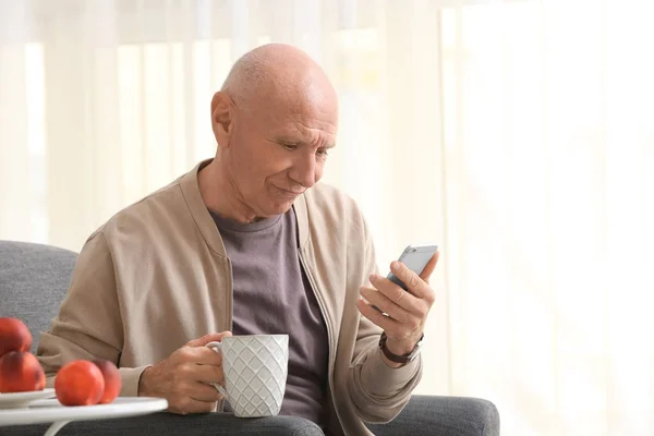 Senior homem com xícara de café — Fotografia de Stock