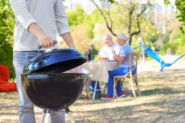 Man op barbecue grill buiten koken — Stockfoto