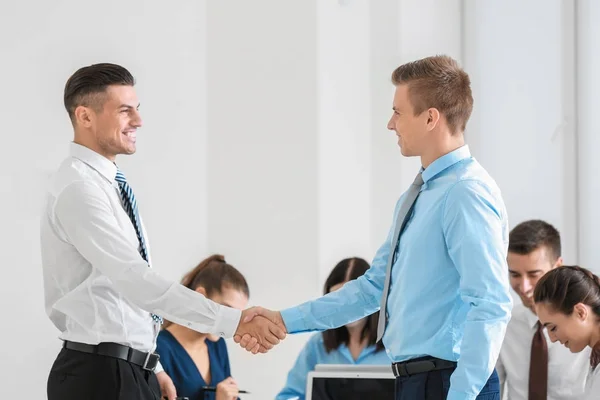 Young raadpleging van deskundigen schudden handen in office — Stockfoto