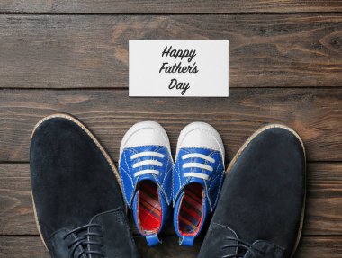 Ahşap arka planda Babalar Günü için kompozisyon