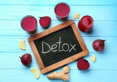 Word ile küçük kara tahta Detoks, gözlük ve malzemelerin tablo üzerine taze meyve suyu