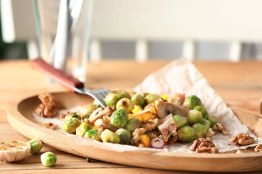 Ahşap masa salataya plaka nefis brussel ile lahanası