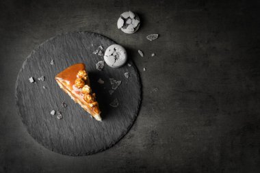 Masada lezzetli karamelli pasta parçası ile kayrak plaka