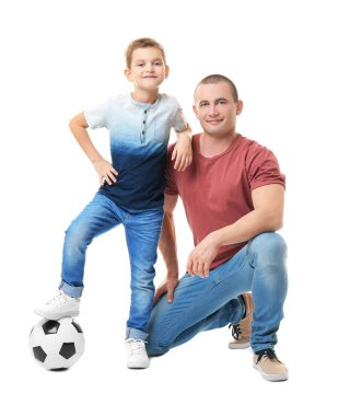 Baba ve oğlu ile beyaz arka plan üzerinde futbol topu