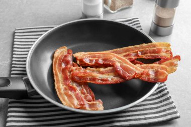 Pişmiş pastırma rashers tablo ile pan