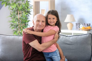 onun torunu olan Kıdemli adam 