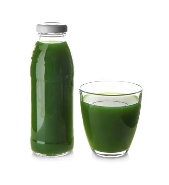 Şişe ve cam suyu beyaz arka plan üzerinde