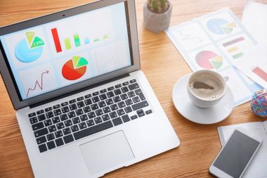 Dizüstü bilgisayar ve diyagramlar işyerinde