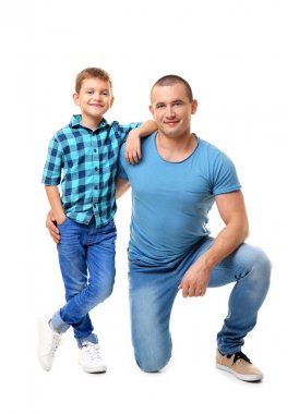 Baba ve oğlu beyaz arka plan üzerinde