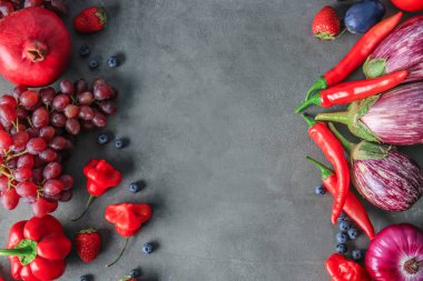 Kompozisyon farklı meyve ve sebzelerin gri arka plan üzerinde