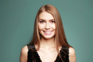 Renkli arka planda gülümseyen güzel kadının portresi