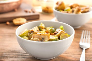 Ahşap masa salataya kase lezzetli brussel ile lahanası