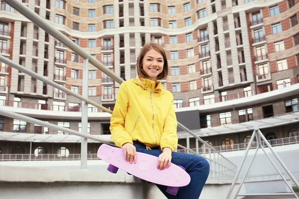 Hipster dívka s skateboard venku — Stock fotografie