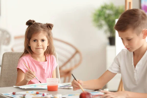 小さな子供たちのテーブルで絵画 — ストック写真