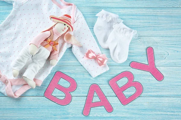 Ahşap arka plan üzerine bebeğin ilk kumaş ile kompozisyon