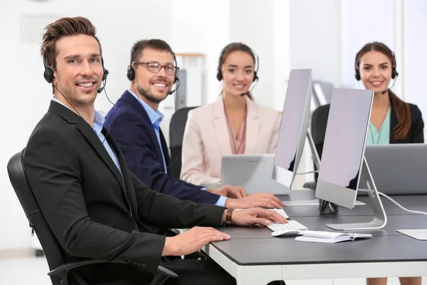 Samråd med chefer med headset i office — Stockfoto