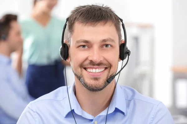 Gerente de consultoría masculino con auriculares en oficina —  Fotos de Stock