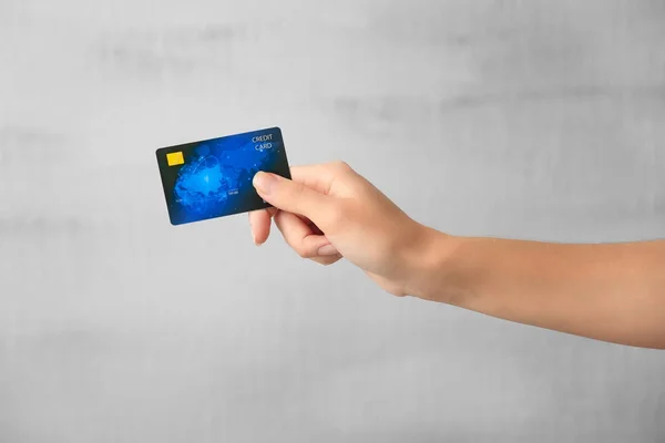 Hand of woman with credit card — Stock Photo, Image