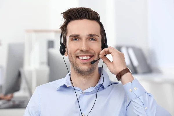 Gerente de consultoría masculino con auriculares en oficina —  Fotos de Stock