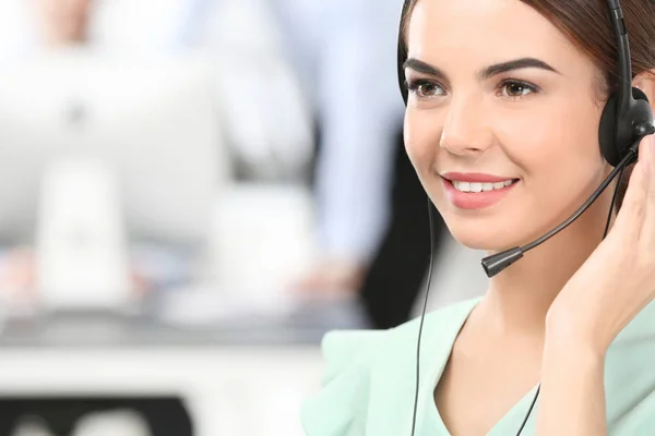 Gerente de consultoría femenina con auriculares en oficina —  Fotos de Stock